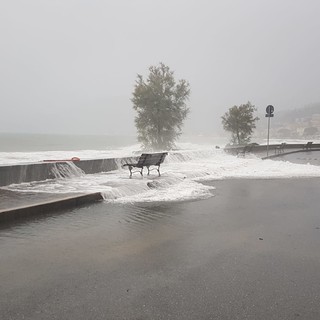 Il maltempo colpisce Alassio: la mareggiata 'invade' la passeggiata Cadorna e il molo Bestoso (VIDEO e FOTO)