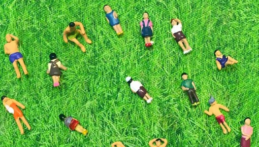 La fotografa e ambientalista Silvia Massaferro inaugura domani a Loano la mostra "Tiny People, Big Problems" La fotografa e ambientalista Silvia Massaferro inaugura domani a Loano la mostra "Tiny People, Big Problems"