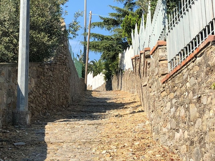 Alassio, muro pericolante in frazione Solva: la segnalazione di un cittadino Alassio, muro pericolante in frazione Solva: la segnalazione di un cittadino
