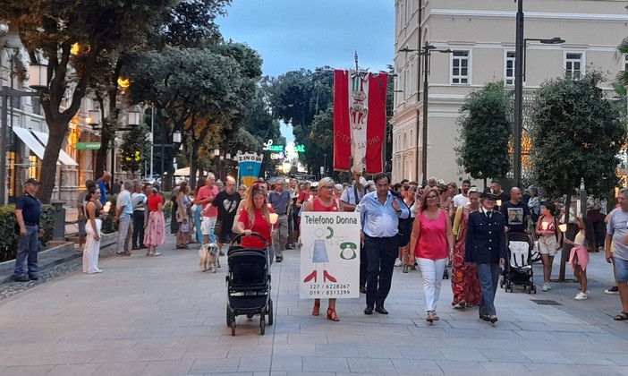 Savona si accende con le luci della fiaccolata contro la violenza sulle donne Savona si accende con le luci della fiaccolata contro la violenza sulle donne