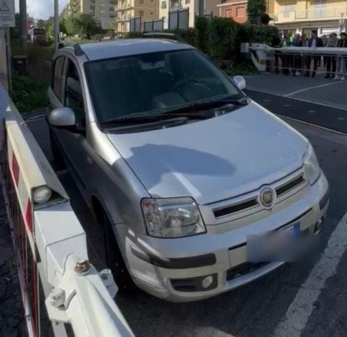 Loano, nuovo allarme al passaggio a livello di via Isnardi. Fortunatamente senza feriti (FOTO E VIDEO) Loano, nuovo allarme al passaggio a livello di via Isnardi. Fortunatamente senza feriti (FOTO E VIDEO)
