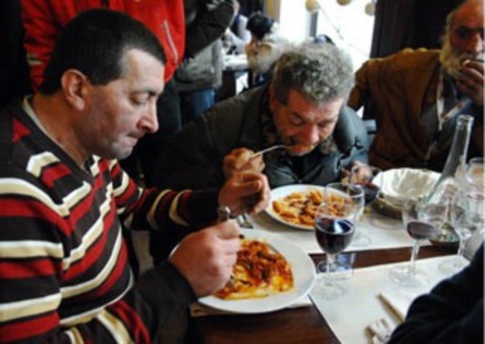 Nelle opere parrocchiali del Sacro Cuore di Albenga ogni giorno si pranza alla mensa dei poveri