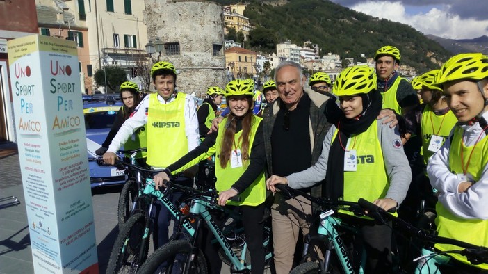 Cerimonia di consegna “ufficiale” a Laigueglia delle 15 Mtb nell’ambito dell’iniziativa “Uno sport per amico”