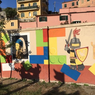 Finale Ligure, un murales per impreziosire il parco giochi del borgo (FOTO)