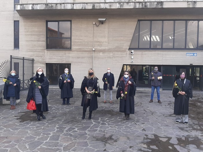 Savona, rosa gialla e codice tra le mani: il flashmob di protesta dei magistrati onorari Savona, rosa gialla e codice tra le mani: il flashmob di protesta dei magistrati onorari