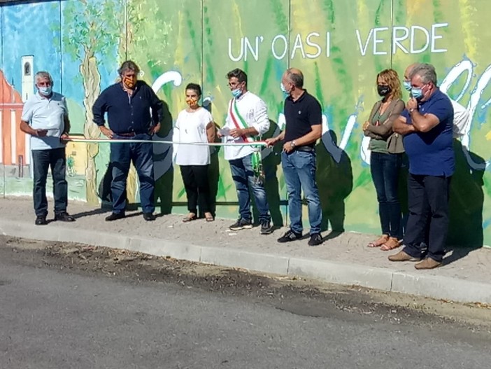 Giusvalla più colorata: inaugurato il murales realizzato dall'artista Monica Porro Giusvalla più colorata: inaugurato il murales realizzato dall'artista Monica Porro