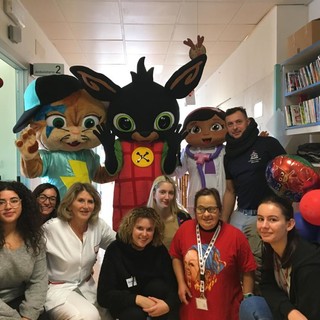 Savona, donati i libri ai bimbi del reparto pediatra dell'ospedale San Paolo