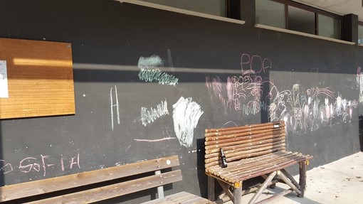 Altare, imbrattati i muri esterni della struttura Zeronovanta (FOTO) Altare, imbrattati i muri esterni della struttura Zeronovanta (FOTO)