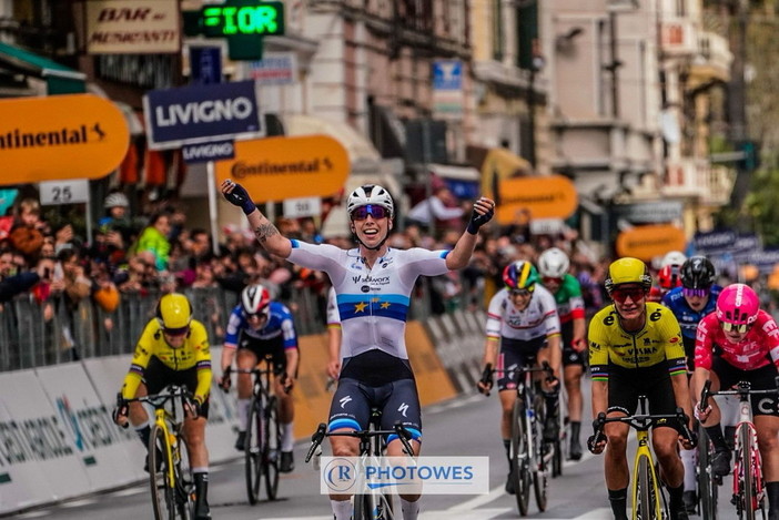 La Milano-Sanremo avvia lo spettacolo del ciclismo con l'arrivo della gara dedicata alle donne: in via Roma vince Lorena Wiebes (FOTO)