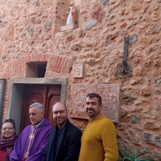 Ceriale, una madonnina di ceramica a proteggere la biblioteca “Libri di Liguria”