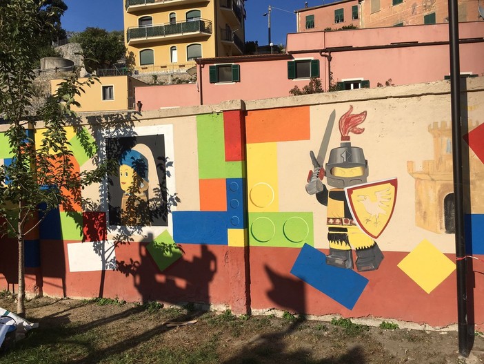 Finale Ligure, un murales per impreziosire il parco giochi del borgo (FOTO)