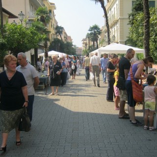 Domani mercato dell'antiquariato a Varazze