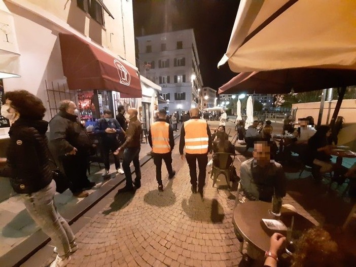 I tavoli occupati di sera della Darsena di Savona la scorsa estate I tavoli occupati di sera della Darsena di Savona la scorsa estate