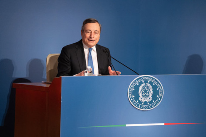 Covid, l'annuncio di Draghi: "Lo stato d'emergenza non verrà prorogato. Stop al green pass all'esterno per fiere, sport, feste e spettacoli" Covid, l'annuncio di Draghi: "Lo stato d'emergenza non verrà prorogato. Stop al green pass all'esterno per fiere, sport, feste e spettacoli"