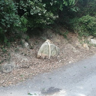 Orco Feglino, grosso masso cade sulla provinciale bis e colpisce una vettura: strada chiusa Orco Feglino, grosso masso cade sulla provinciale bis e colpisce una vettura: strada chiusa