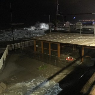 Loano, il mare travolge gli stabilimenti balneari (FOTO)