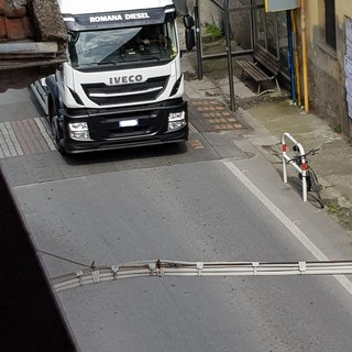 Bastia d'Albenga, un lettore: "I tir percorrono la strettoia nonostante il divieto di transito ai mezzi pesanti"