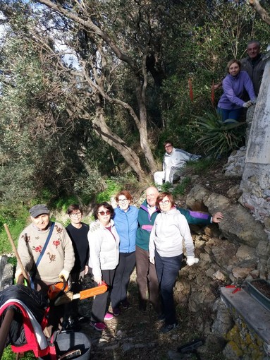 I volontari del Monte di Finalpia ripuliscono l'edicola votiva della Madonna (FOTO)