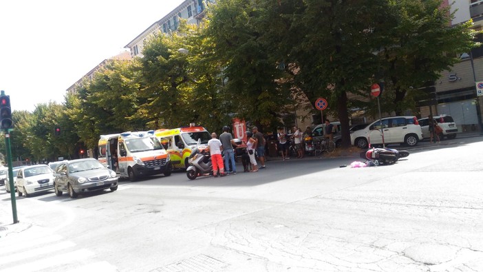 Savona, scontro tra due scooter in corso Mazzini