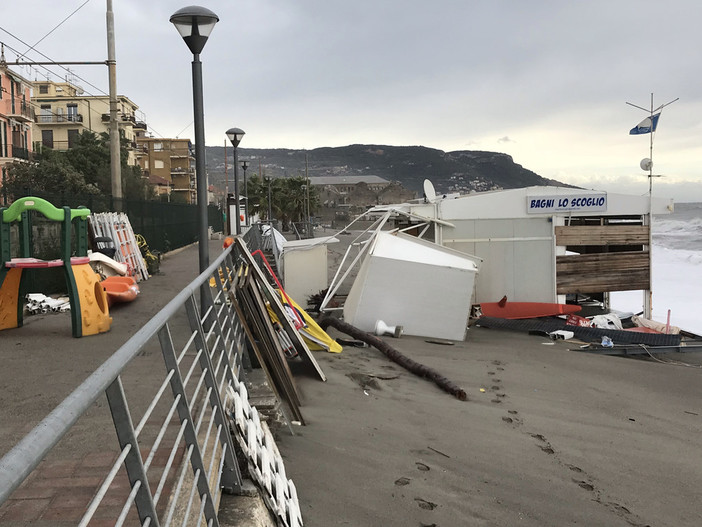 La mareggiata colpisce Pietra Ligure e Loano (FOTO e VIDEO)