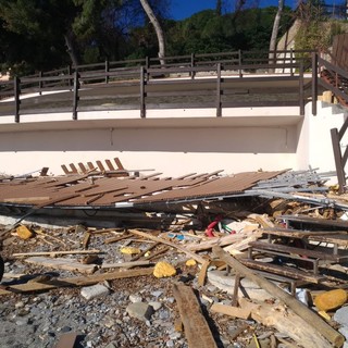Alassio, la polizia multa uno stabilimento balneare per la spiaggia sporca