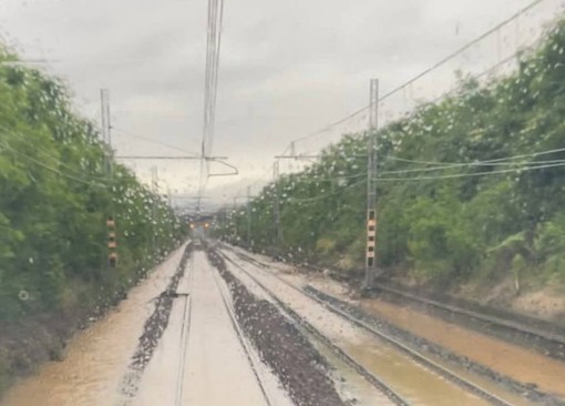 Maltempo in Piemonte, circolazione ferroviaria sospesa lungo la linea Torino-Savona