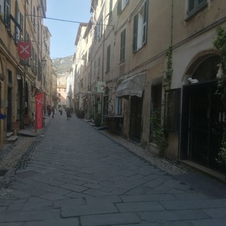 Finalborgo, scavi per la posa della fibra. Una fideiussione al Comune per tutelare il ripristino