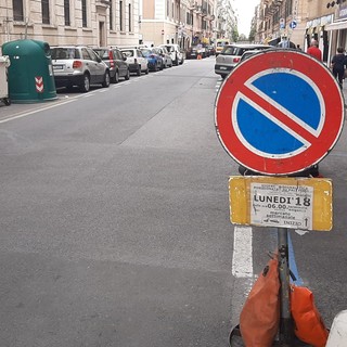Savona, spuntano i cartelli di divieto di sosta nelle vie del mercato del lunedì Savona, spuntano i cartelli di divieto di sosta nelle vie del mercato del lunedì