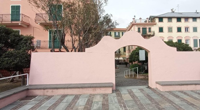 Scritte novax ad Albisola, puliti i muri della passeggiata: proseguono le indagini