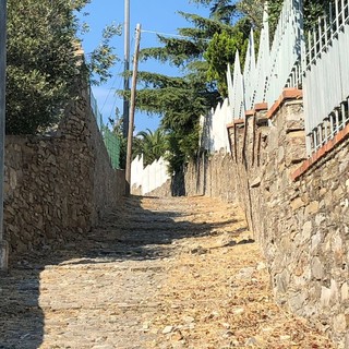 Alassio, muro pericolante in frazione Solva: la segnalazione di un cittadino