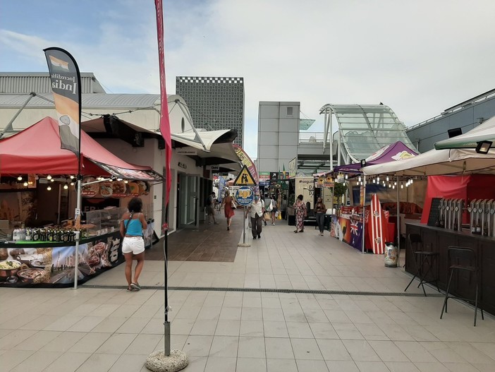 Prende vita lo Hop Hop Street Food al Molo 8.44: ancora un weekend tra shopping, relax e cibo (FOTO E VIDEO) Prende vita lo Hop Hop Street Food al Molo 8.44: ancora un weekend tra shopping, relax e cibo (FOTO E VIDEO)