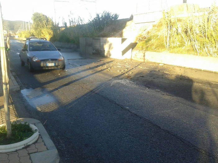 Albenga: sta arrivando la mareggiata, il mare si "impossessa" di viale Che Guevara