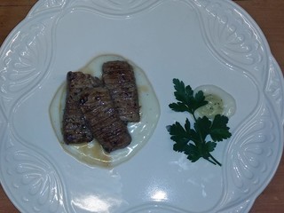 Tagliata di vitellone aromatizzata ai sapori di Liguria, accompagnata da una salsa vellutata al limone