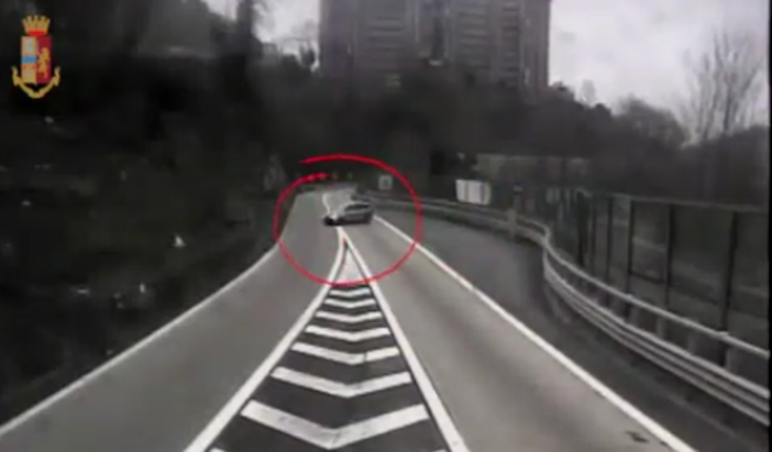 Contromano in autostrada a Genova, si giustifica con la Polizia: "Mi si era accesa una spia sul cruscotto"