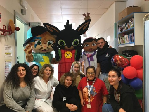 Savona, donati i libri ai bimbi del reparto pediatra dell'ospedale San Paolo