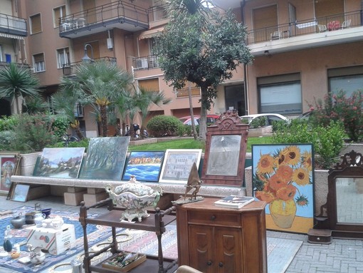 Loano, domenica torna il mercatino dell'antiquariato