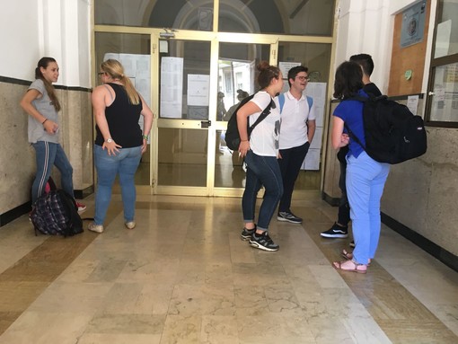 Savona, i primi studenti dopo il tema della maturità, la creatività e la solitudine i più gettonati (VIDEOinterviste)