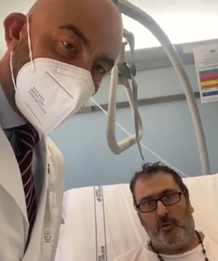 Non vaccinato finisce in terapia intensiva al San Martino, l'appello: "Non fate come me" (Video)