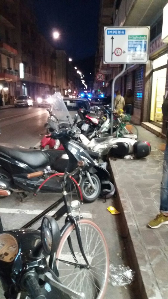Alassio: perde il controllo della macchina e travolge una decina di scooter parcheggiati Alassio: perde il controllo della macchina e travolge una decina di scooter parcheggiati