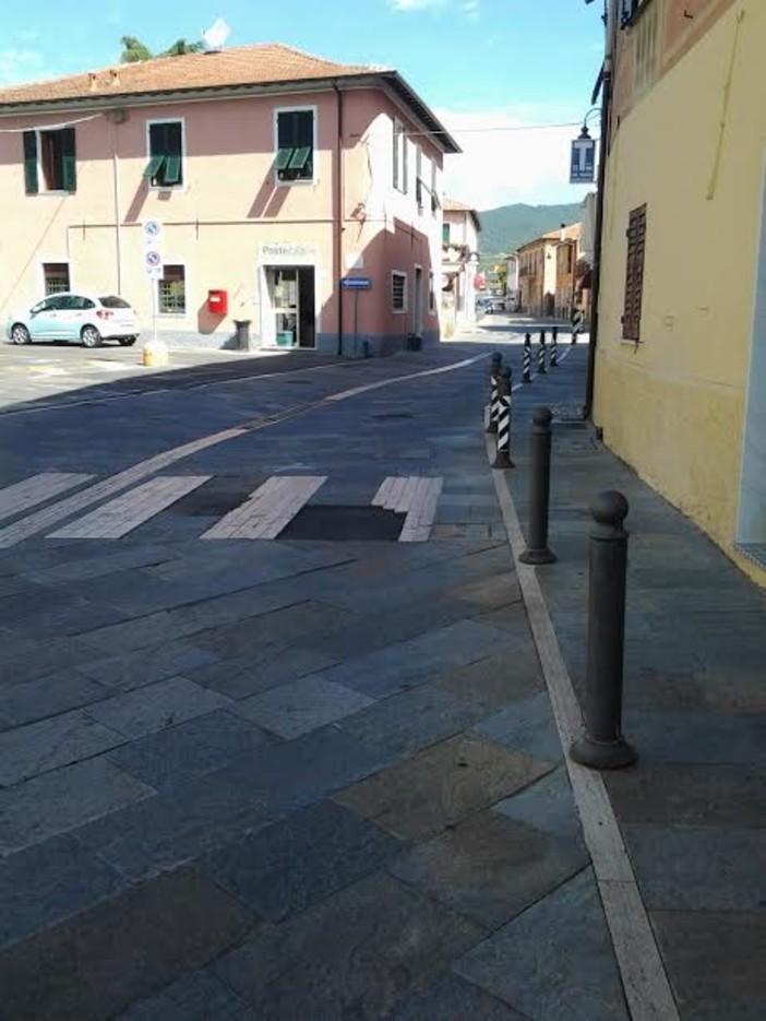 Andora: proteste a Molino Nuovo per i rumori di notte in via Molineri dovuti alla copertura in pietra della strada Andora: proteste a Molino Nuovo per i rumori di notte in via Molineri dovuti alla copertura in pietra della strada
