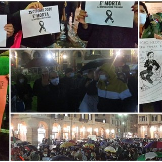 Savona, la protesta anti Governo in piazza Mameli con la provocazione: "Teniamo aperto il sabato sera" (VIDEO)