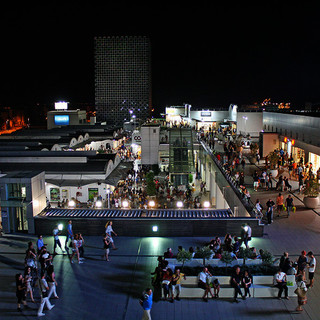 Shopping, regali e atmosfera natalizia: tutto pronto per le festività al Molo 8.44