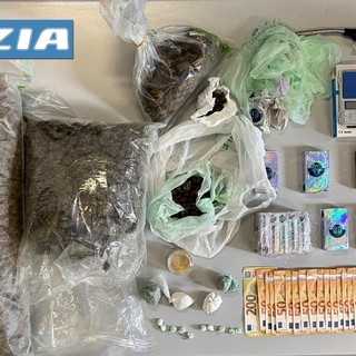 Savona, in casa oltre 3 chili di droga nascosti in cucina e nel frigorifero: arrestato un 19enne Savona, in casa oltre 3 chili di droga nascosti in cucina e nel frigorifero: arrestato un 19enne