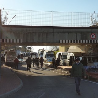 Albenga, mercato sul Lungocenta. Ciangherotti: "Molti ambulanti rischiano di dover riportare la lincenza in Comune"