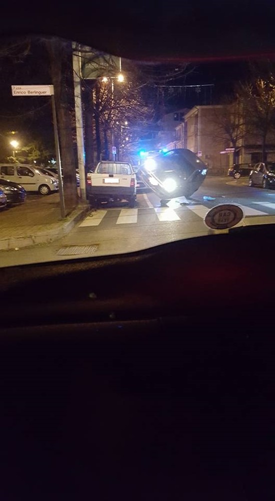 Perde il controllo della macchina: vettura semiribaltata ad Albenga Perde il controllo della macchina: vettura semiribaltata ad Albenga