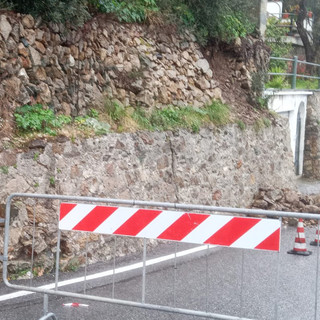Bergeggi, cede una porzione di muro in via Colombo: strada a senso unico alternato
