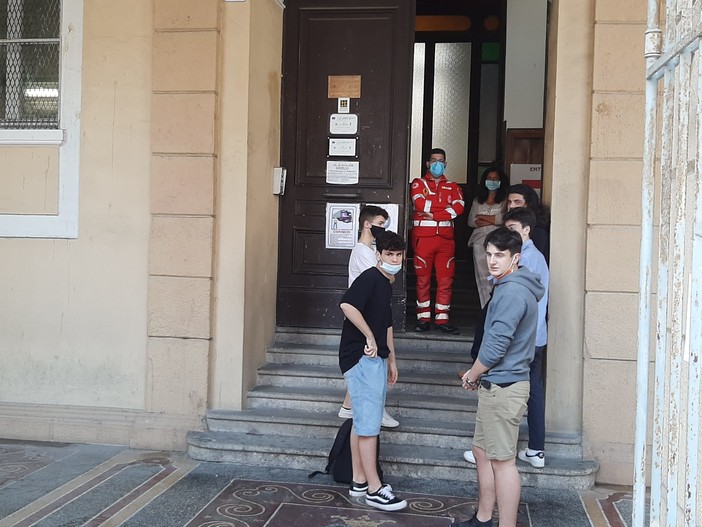 La maturità ai tempi del Covid-19. Le impressioni degli studenti di Albenga, Finale e Savona: "Mesi difficili per il lockdown, ma ce l'abbiamo fatta" (FOTO e VIDEO) La maturità ai tempi del Covid-19. Le impressioni degli studenti di Albenga, Finale e Savona: "Mesi difficili per il lockdown, ma ce l'abbiamo fatta" (FOTO e VIDEO)