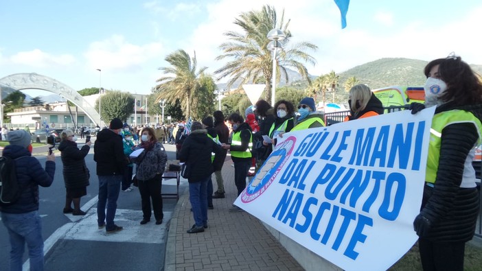 "No alla chiusura del punto nascite": istituzioni, associazioni e cittadini uniti per salvaguardare il reparto del Santa Corona (FOTO e VIDEO)