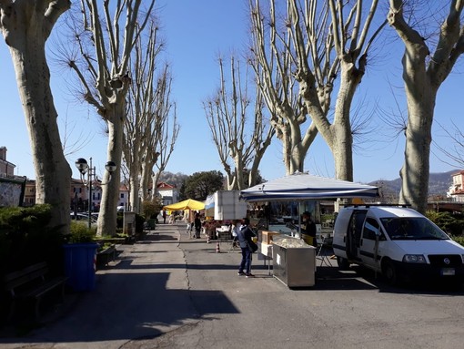 Ripartito il mercato settimanale di Carcare, De Vecchi: "Comportamento esemplare di ambulanti e clienti" Ripartito il mercato settimanale di Carcare, De Vecchi: "Comportamento esemplare di ambulanti e clienti"