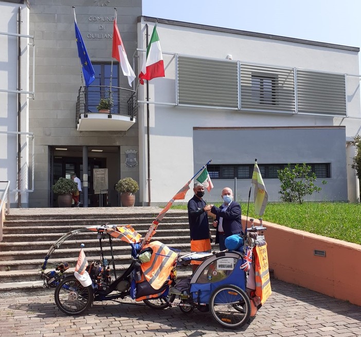 Starsky e Hutch, l'ex vigile del fuoco che gira il mondo con il suo cane per difendere l'ambiente fa tappa a Quiliano (FOTO)